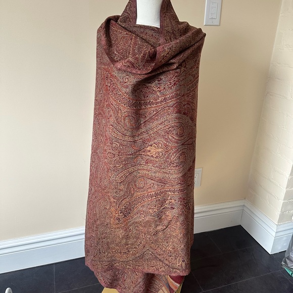Paisley Patterned Shawl - Picture 4 of 6